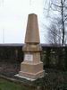 Gravelotte:1 gauche i monument 302 soldats franais et allemands